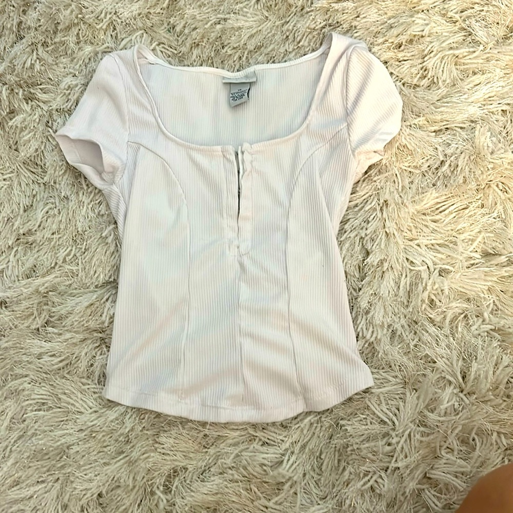 Cute white shirt with a button up😜